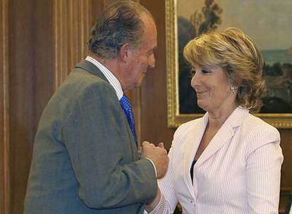 Don Juan Carlos saluda a Esperanza Aguirre en el palacio de La Zarzuela el pasado 4 de julio.
