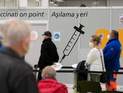 Varias personas esperan su turno en el centro de vacunación de Malteser, en Berlín el pasado lunes.