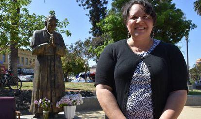 La directora de organización comunitaria de la Clínica Monseñor Oscar Romero, Ana Grande, junto a la estatua de Romero, en un parque de Los Ángeles (EE.UU.)