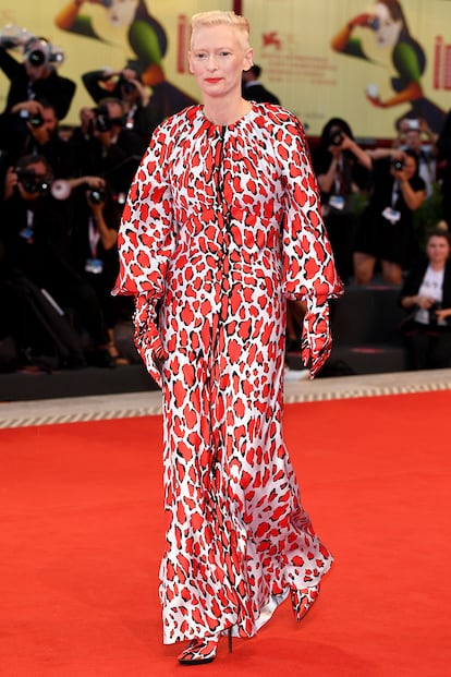 Tilda Swinton eligió un total look de Schiaparelli muy fiel a su estilo.