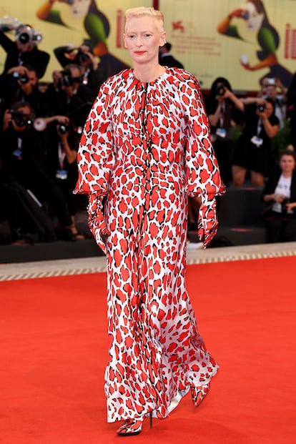 Tilda Swinton eligió un total look de  Schiaparelli muy fiel a su estilo.