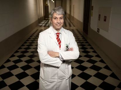Alejandro Iranzo, jefe de la Unidad del Sueño del Hospital Clínic, en los pasillos de la facultad de Medicina de la Universidad de Barcelona.