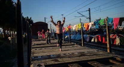 Niños juegan en un vagón en el campo de refugiados de Idomeni, junto a la frontera entre Grecia y Macedonia.