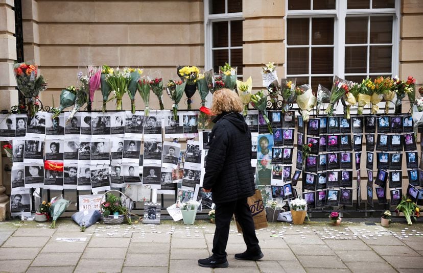Una mujer observa fotos de manifestantes muertos en las protestas, este domingo frente a la Embajada birmana en Londres.