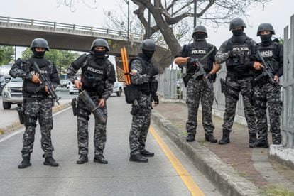 Agentes de la Policía Nacional de Ecuador ingresaron en las instalaciones del canal TC Televisión horas después de ser asaltado por un grupo de hombres armados con fusiles, granadas y explosivos a los empleados.