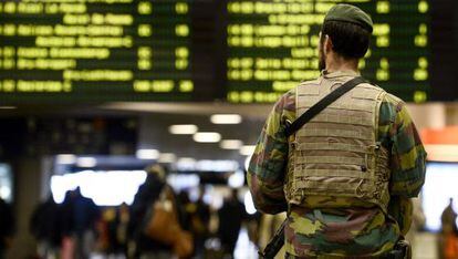 Un soldat patrulla a l'estació de tren de Brussel·les Midi.