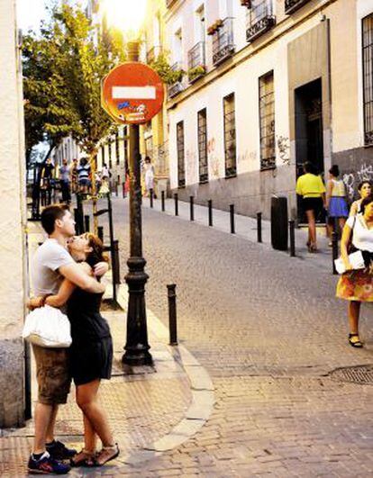 Una pareja por las calles del barrio de Malasaña, en Madrid.