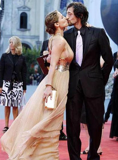 Adrien Brody besa a su novia, Elsa Pataky, ayer en la presentación de <i>The Darjeeling</i>en Venecia.