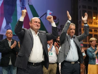 El lehendakari y candidato a la reelección por el PNV, Iñigo Urkullu (derecha), y el presidente del PNV, Andoni Ortuzar, celebran la victoria electoral.