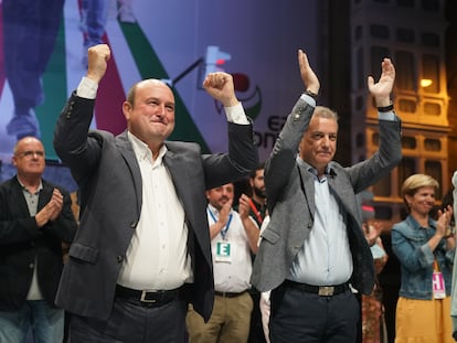 El lehendakari y candidato a la reelección por el PNV, Iñigo Urkullu (derecha), y el presidente del PNV, Andoni Ortuzar, celebran la victoria electoral.