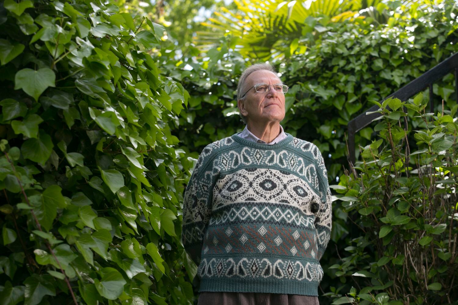 El virólogo Esteban Domingo posa en su jardín tras ser nombrado miembro de la Academia Nacional de Ciencias de EE UU.