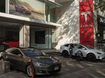 Clientes observan un vehículo de Tesla Motors Inc. en una tienda de Ciudad de México.