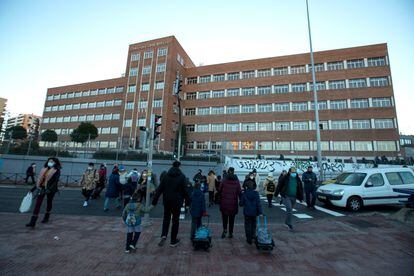 Entrada de alumnos al colegio San Viator, siutuado en la plaza Eliptica, uno de los puntos más contaminados de Madrid. 