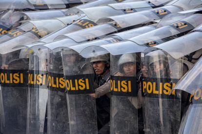 El pasado domingo la policía se refugiaba durante un mitin, en el que estudiantes indonesios se manifestaron en contra de un cambio propuesto en el código de derecho, Yakarta (Indonesia).