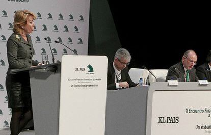 La presidenta de la CAM, Esperanza Aguirre, el presidente de Caja Madrid, Rodrigo Rato y el director de EL PAÍS, Javier Moreno