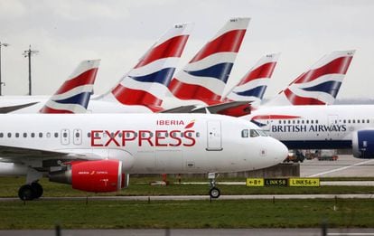 Un avi&oacute;n de Iberia y varios de British Airways en Heathrow, Londres
