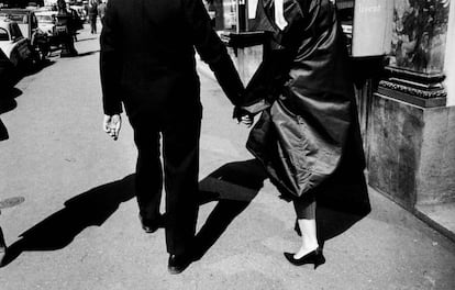 En 1962, fue uno de los fotógrafos españoles que viajó a 'París' por una exposición sobre sus trabajos. Durante diez días se dedicó a captar detalles y gestos de las calles de la capital francesa.