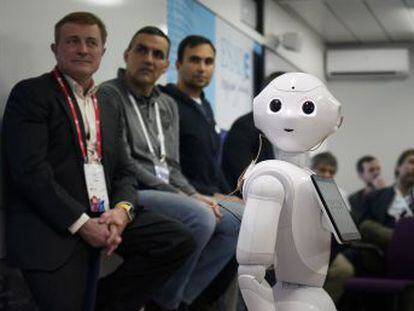 Pepper, un androide desarrollado por Softbank, ayuda a impartir una clase para alumnos de Esade