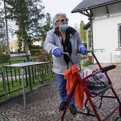 Hilaria González, de 86 años, en la residencia de mayores de Buitrago del Lozoya en la que vive. FOTO: LUIS DE VEGA
