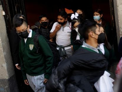 Estudiantes dejan la escuela tras el retorno de las clases presenciales, el pasado 3 de enero en Ciudad de México.