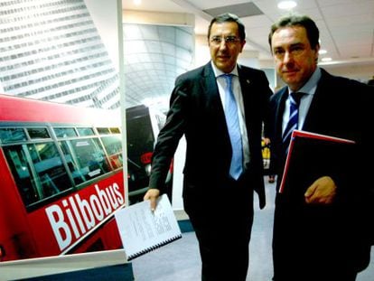 A la izquierda, el diputado general de Bizkaia, Jos&eacute; Luis Bilbao, en Bilbao, junto al viceconsejero de Transportes, Antonio Aiz