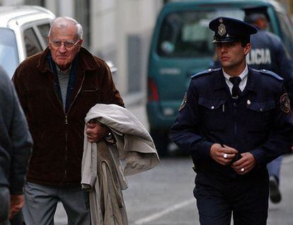 En esta imagen de 2005 e ex presidente de Uruguay sale del tribunal en Montevideo, donde comparecio acusado del asesinato de cuatro opositores en Argentina en 1976.