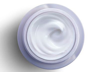 La crema hidratante es imprescindible en el cuidado de la piel.