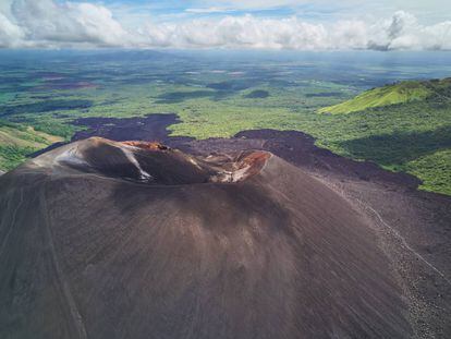 Vista del volcán Cerro Negro, en el departamento de León (Nicaragua).