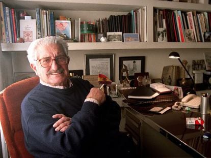 El cineasta Juan Antonio Bardem, en su despacho, en una imagen de enero de 2002.