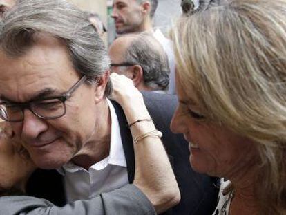 El presidente de la Generalitat y n&uacute;mero cuatro en las listas de Junt pel Si, Artur Mas, acompa&ntilde;ado de su esposa , Helena Rakosnik.