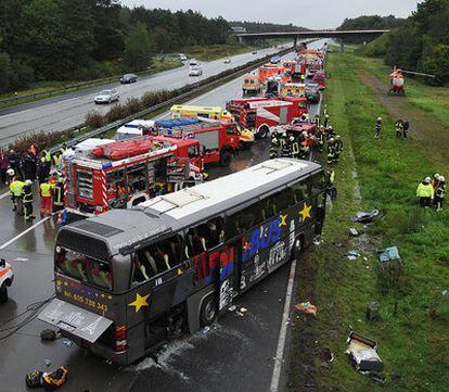 Trabajadores de los servicios de emergencia, sanitarios y bomberos, en el lugar del accidente.