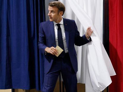 Emmanuel Macron, el domingo, en el colegio electoral al que acudió a votar en París.