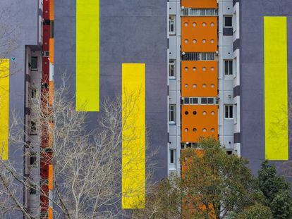 Los &#039;lapiceros&#039; de Canyelles sacan los colores. Los popularmente conocidos como &ldquo;lapiceros&rdquo;, los caracter&iacute;sticos edificios del barrio de Canyelles de Barcelona comienzan a mostrar el resultado de la rehabilitaci&oacute;n que arranc&oacute; en 2015. El coste, 25 millones, lo cubre la Generalitat. Va por la quinta fase, mil pisos de un total de 2.400.