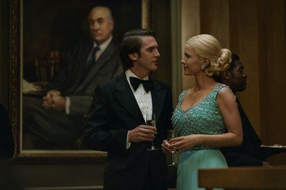 Dan Stevens y Betty Gilpin, en 'Gaslit'.