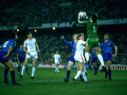 Duckadam atrapa un balón aéreo durante la final de la Copa de Europa de 1986 Steaua-Barcelona en el Sánchez Pizjuán.