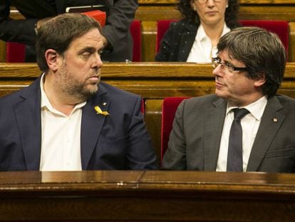 Oriol Junqueras y Carles Puigdemont, en el Parlament el pasado octubre.