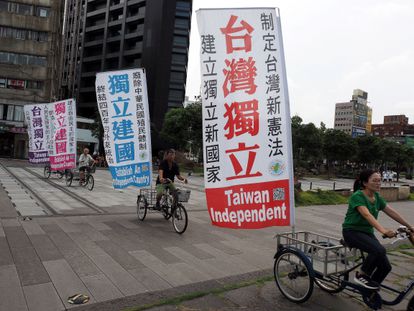 Carteles en chino y en inglés en defensa de la independencia de Taiwán., el pasado domingo en Taipéi.