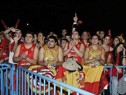 Seguidores de la selección española, atentos a la pantalla gigante de la plaza de Colón.