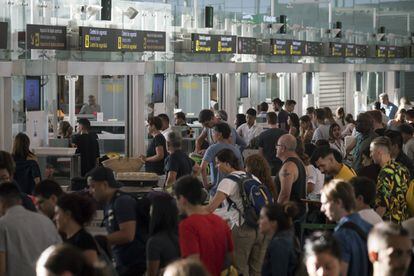 Control de seguridad en el aeropuerto de El Prat.