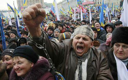 Un hombre alza su pu&ntilde;o en la manifestaci&oacute;n opositora en Kiev.