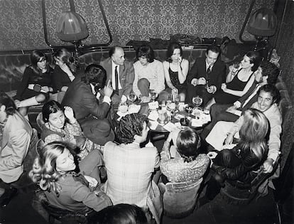 En Fiesta de cumpleaños con Antonio de Senillosa, Jaime Gil de Biedma, José Agustín Goytisolo, Carlos Barral y Josep Maria Castellet en 1978.