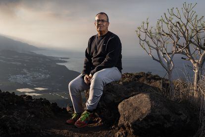 Félix Rodríguez, en el mirador de Time de La Palma. En el horizonte se ve el Valle de Aridane, la zona afectada por la erupción.