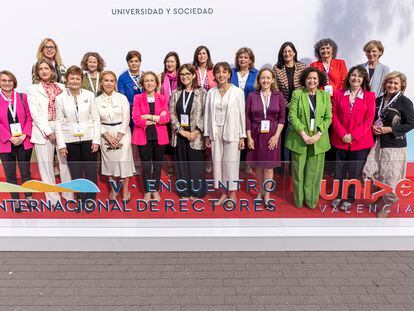 Veinte de las 23 rectoras de universidades españolas posan este lunes en la Universidad Politécnica de Valencia, donde se celebra el encuentro internacional Universia 2023.