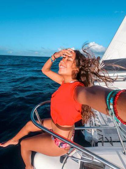 Mariel Galán navegando por el mar de Guadalupe después de cumplir el sueño de conocer la isla Marie-Galante.