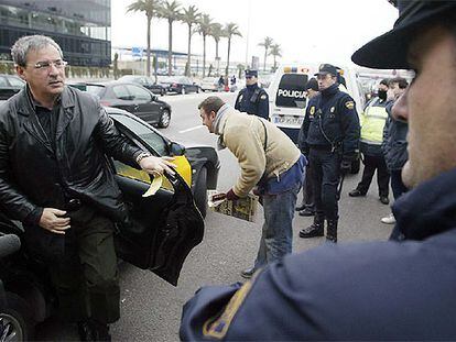 Un piquete increpa a un taxista que deja a un pasajero en el aeropuerto de Barcelona.