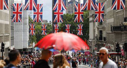 Banderas brit&aacute;nicas ondean en Londres este s&aacute;bado. 