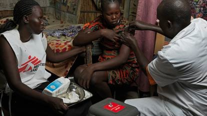 Un médico de MSF inmuniza a una mujer dentro de la campaña de vacunación contra la hepatitis E en Bentiu, en el estado de Unidad de Sudán del Sur.