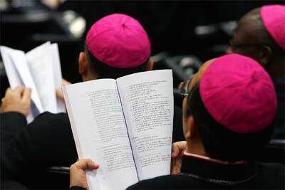 Los obispos escuchan el discurso del Papa durante la apertura del sínodo el pasado lunes.