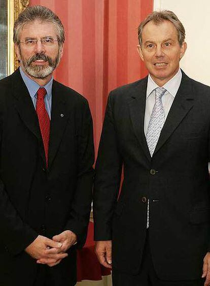 Tony Blair (derecha), con el líder del Sinn Fein, Gerry Adams.