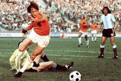 Cruyff regatea al portero Carnevali en el Holanda-Argentina de 1974.